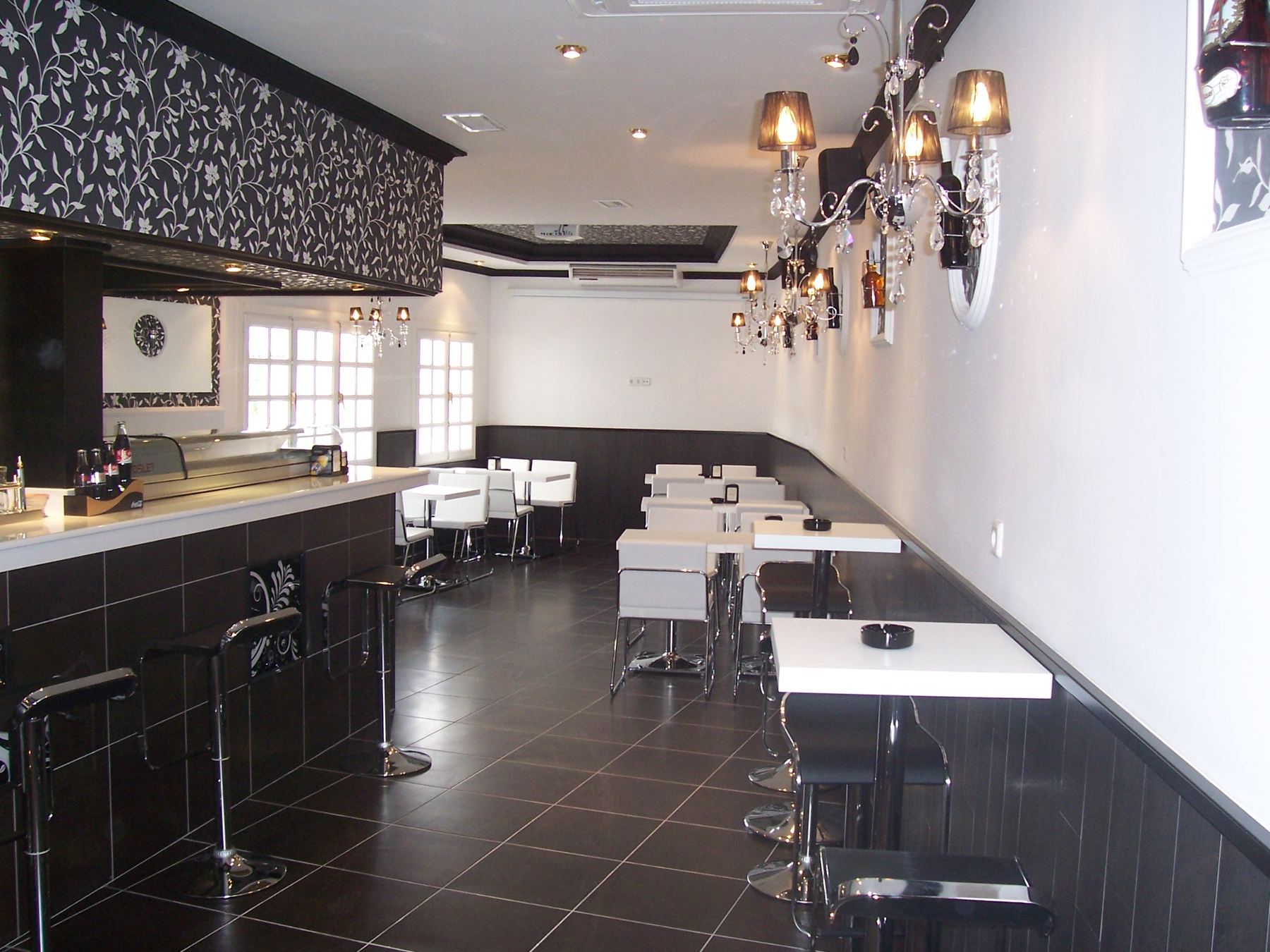 Pasillo de la cafetería junto a la barra